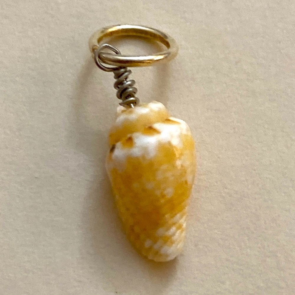 5/$10❤️❤️❤️NEW ❤️VINTAGE WHITE MINI CONK-SHELL CHARM PENDANT